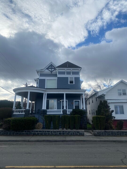 100 W 4th St, Unit 1 in The Dalles, OR - Building Photo