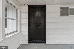 64 Vividleaf Ln in Levittown, PA - Building Photo