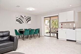 722 SE Thanksgiving Ave in Port St. Lucie, FL - Foto de edificio - Building Photo