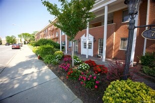 77 S Park Ave in Rockville Centre, NY - Building Photo