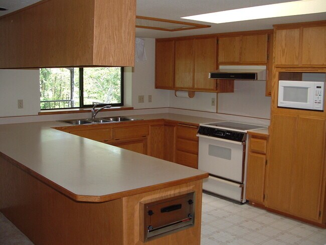 1057 Mesman Dr in Grants Pass, OR - Building Photo - Building Photo