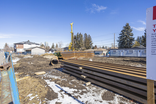 2040 37 St SW in Calgary, AB - Building Photo - Building Photo