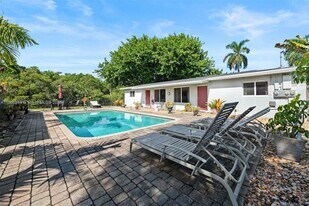 2433 NW 9th Terrace in Wilton Manors, FL - Building Photo