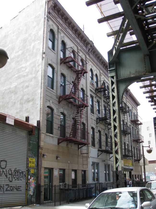 670 Broadway in Brooklyn, NY - Building Photo - Building Photo