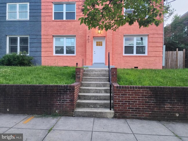 property at 407 Mellon St SE