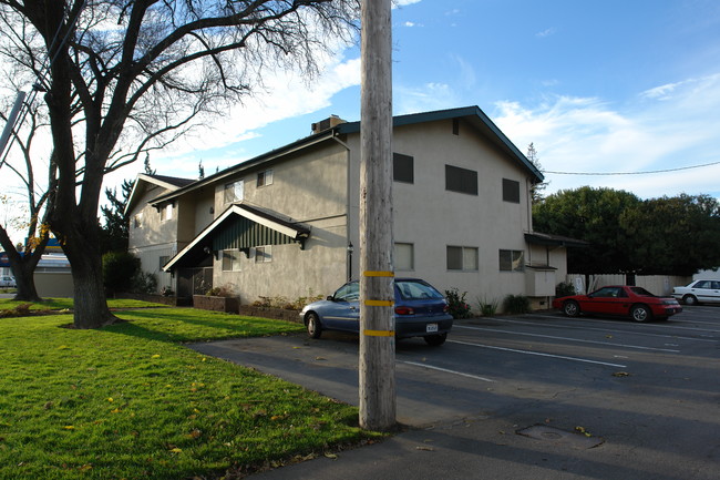 670 E 5th Ave in Chico, CA - Building Photo - Building Photo