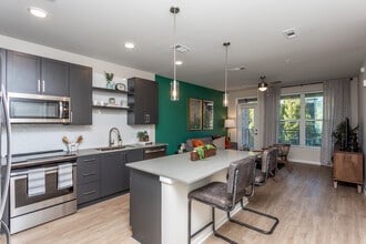 Live 8 West in Atlanta, GA - Foto de edificio - Interior Photo