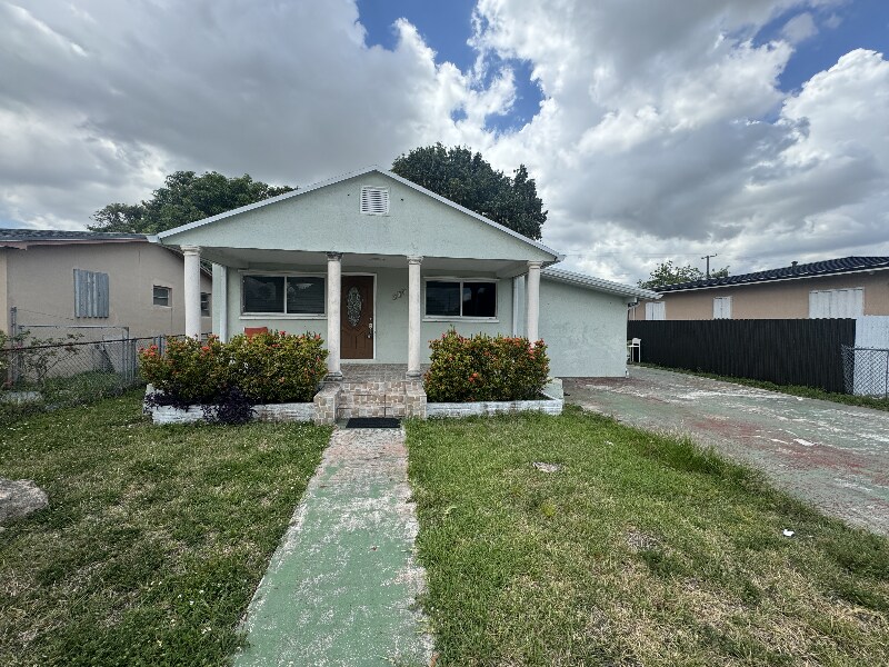 258 E 12th St in Hialeah, FL - Foto de edificio