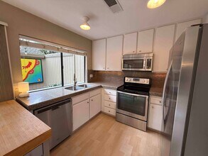 1402 Commons Dr in Sacramento, CA - Building Photo - Building Photo