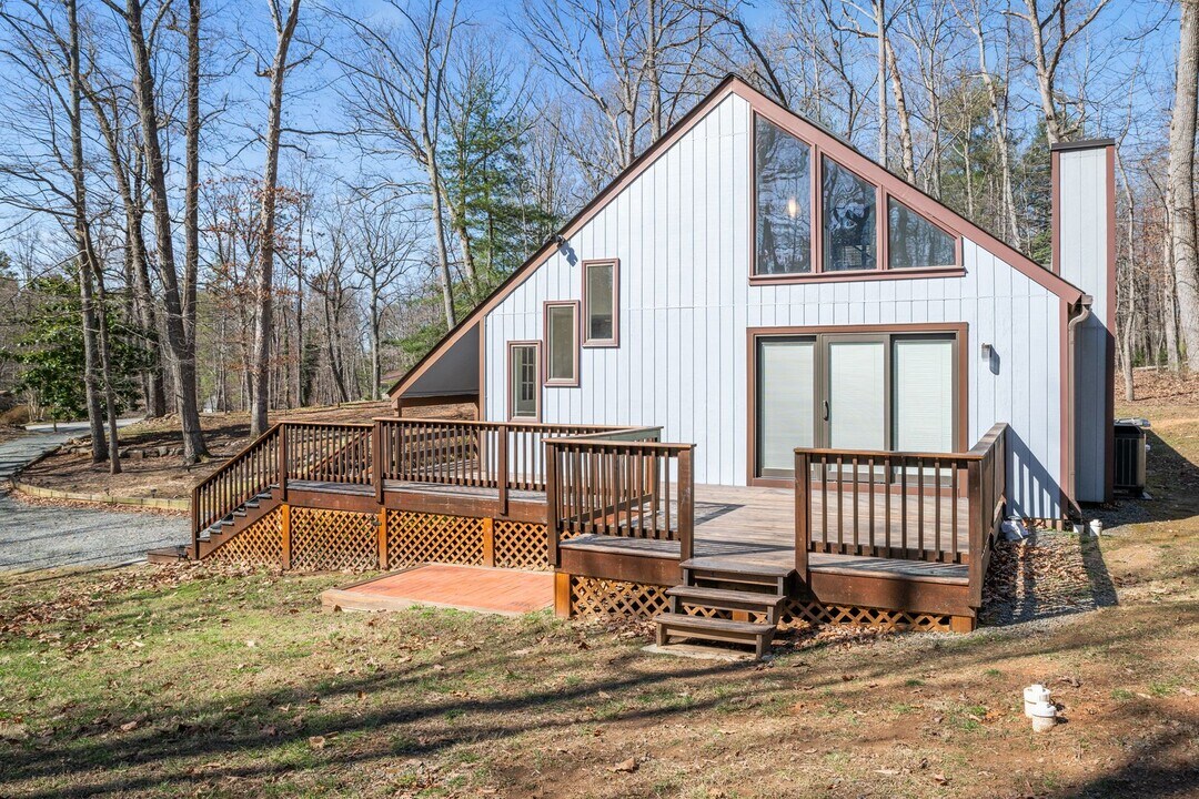 350 Fence Rd in Earlysville, VA - Building Photo