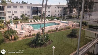 1875 Sunny Dr, Unit G32 in Bradenton, FL - Building Photo