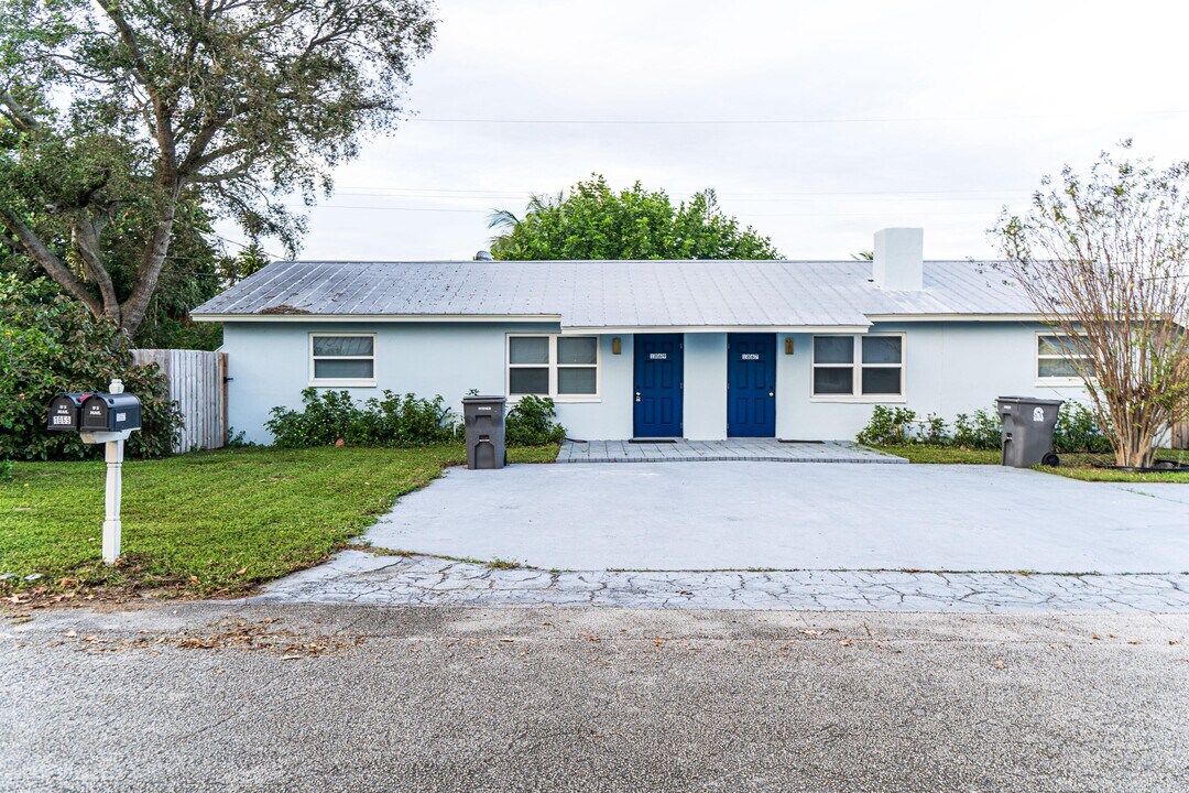 1867 Windsor Dr in North Palm Beach, FL - Building Photo