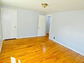 21 Saratoga Rd in North Kingstown, RI - Building Photo - Building Photo