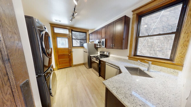property at 1415 W Cuyler Ave