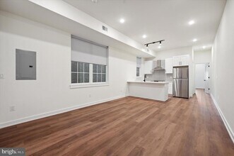 2513 N Howard St, Unit 301 in Philadelphia, PA - Foto de edificio - Building Photo