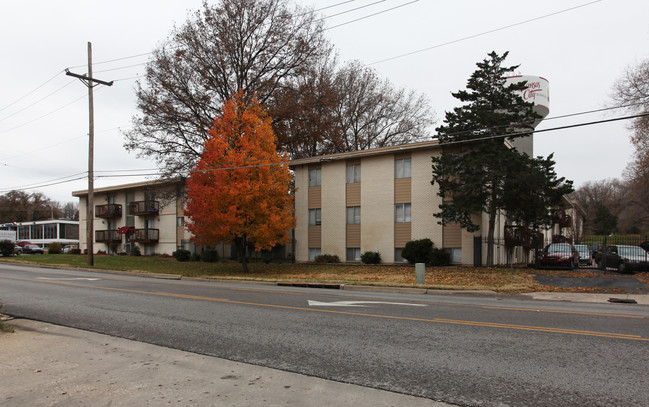 Eagle's Nest Apartments in Kansas City, KS - Building Photo - Building Photo