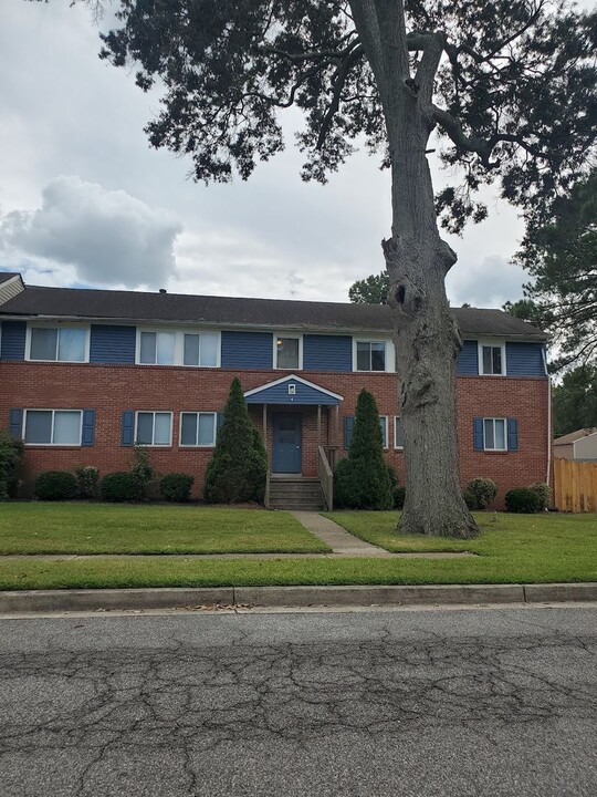 4 Pollux Cir E in Portsmouth, VA - Foto de edificio