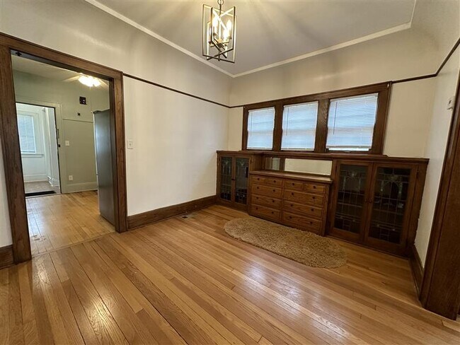 5526 W Wells St, Unit 5526 (lower) in Milwaukee, WI - Building Photo - Building Photo