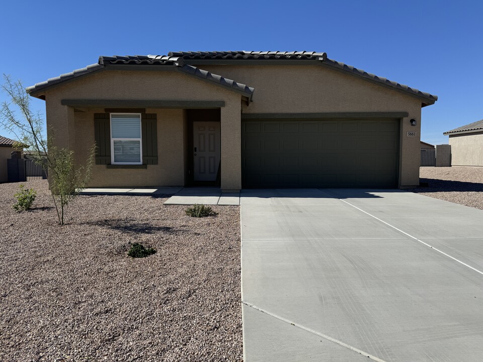 5661 S Trevino Way in Fort Mohave, AZ - Building Photo