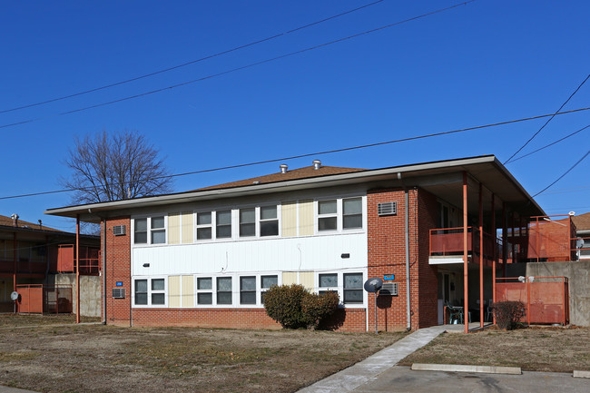 Alton Manor in Alton, IL - Building Photo - Building Photo