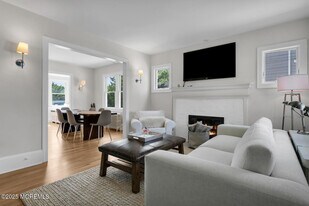 27 Waterman Ave in Rumson, NJ - Building Photo