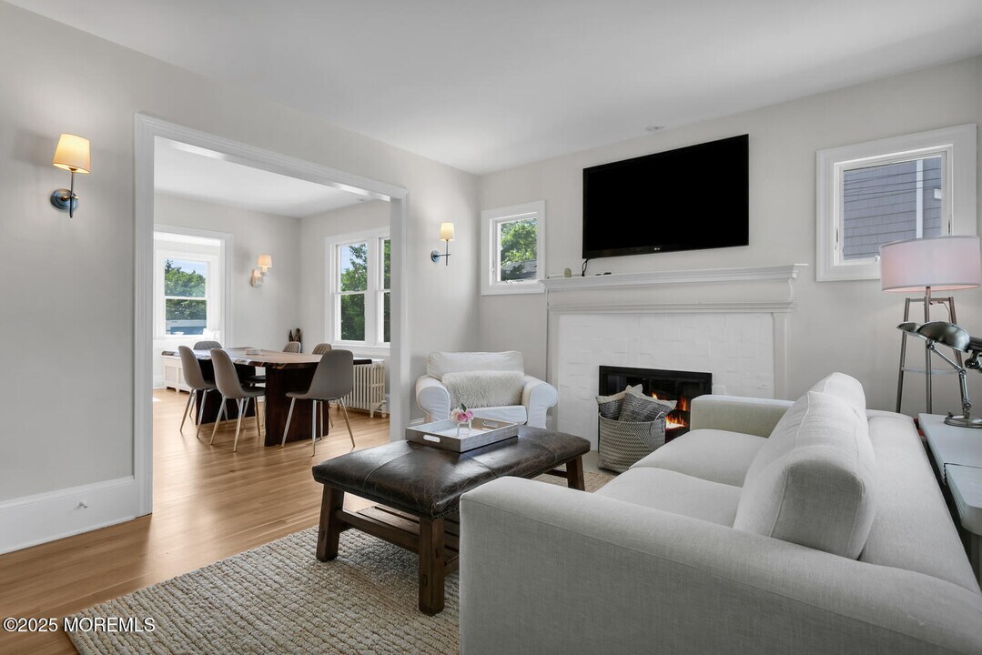 27 Waterman Ave in Rumson, NJ - Building Photo