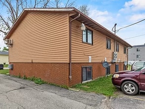 245 Clymer Rd in Hiawatha, IA - Foto de edificio - Building Photo