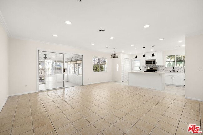 23522 Victory Blvd in Los Angeles, CA - Building Photo - Building Photo