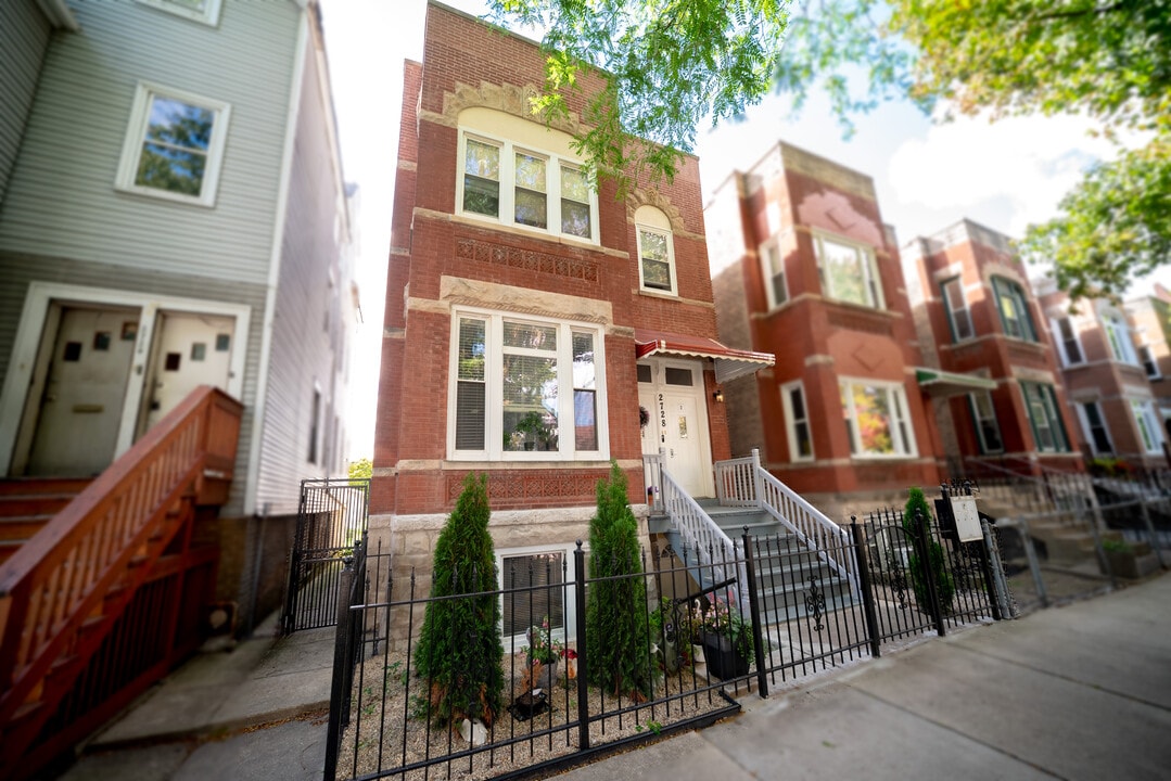 2728 N Artesian Ave, Unit apt 2 in Chicago, IL - Foto de edificio