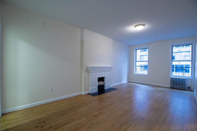 321 E 51st St, Unit 1 in New York, NY - Building Photo - Building Photo