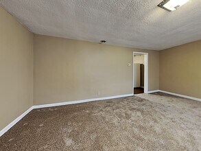 812 W Smith Valley Rd in Greenwood, IN - Foto de edificio - Building Photo