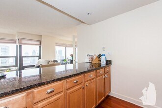 30 E Huron St, Unit 2003 in Chicago, IL - Building Photo - Building Photo