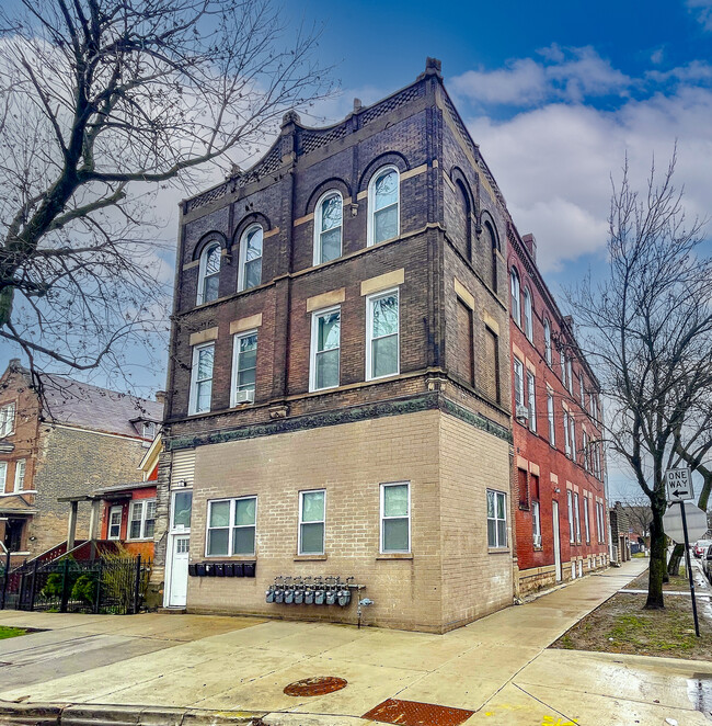 2400 S Troy St in Chicago, IL - Building Photo - Building Photo