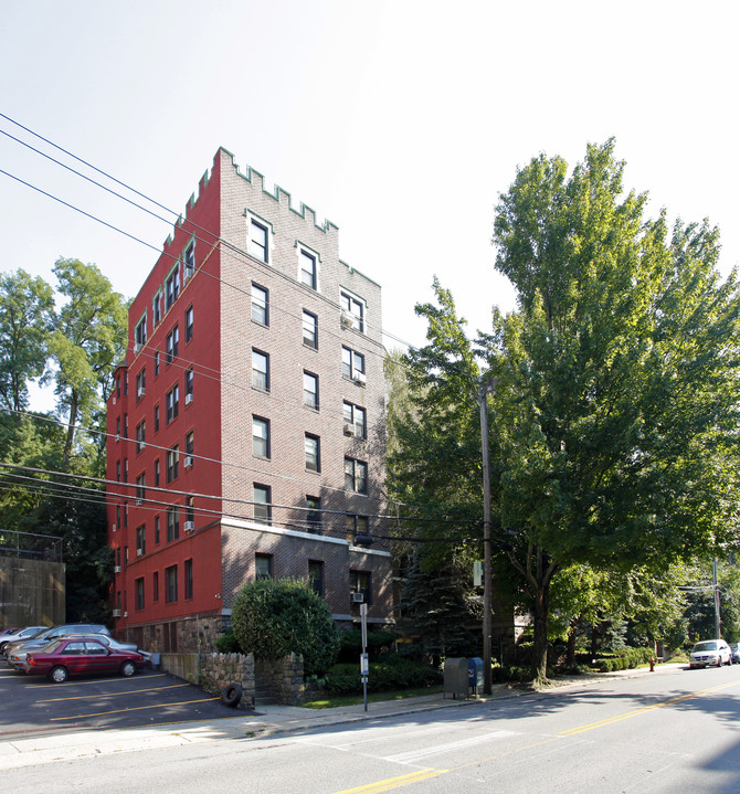 1080 Warburton Ave in Yonkers, NY - Building Photo