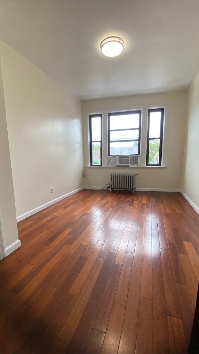 6356 Woodhaven Blvd, Unit 2F in Rego Park, NY - Building Photo - Building Photo