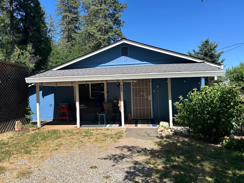 582 Butler St in Grass Valley, CA - Foto de edificio