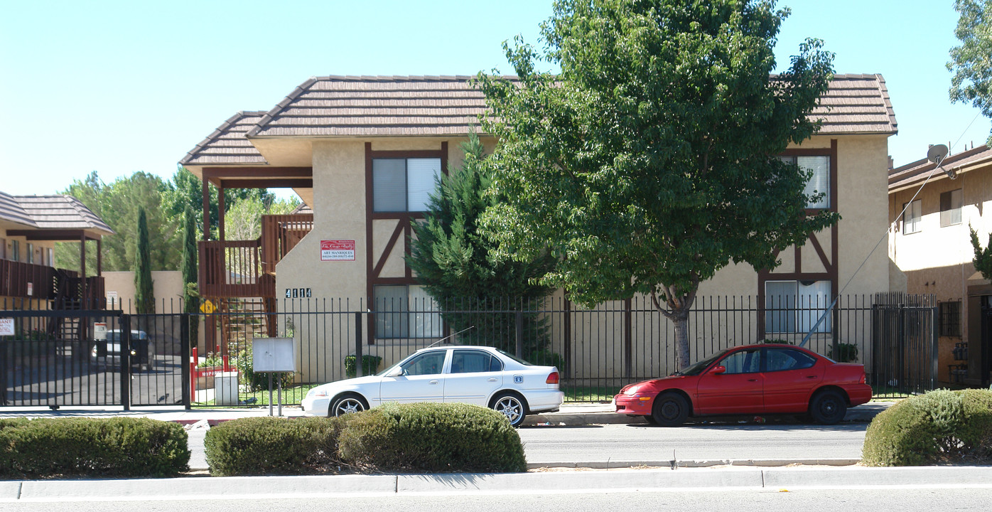 4114 W Avenue L in Lancaster, CA - Building Photo