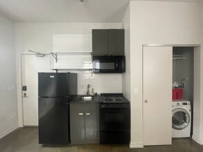 4606 N Malden St, Unit 1140-218 in Chicago, IL - Building Photo - Building Photo