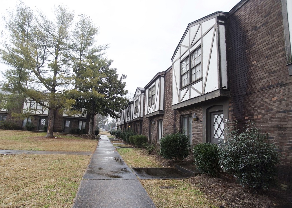 Jamestown Square in Columbus, MS - Building Photo