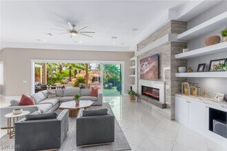 7270 Loma Alta Cir in Las Vegas, NV - Foto de edificio - Building Photo