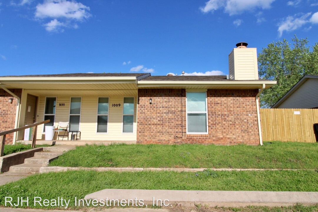 1009 N 5th St in Noble, OK - Foto de edificio