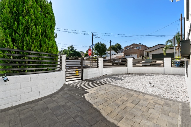 10939 Christine Way in Los Angeles, CA - Building Photo - Building Photo