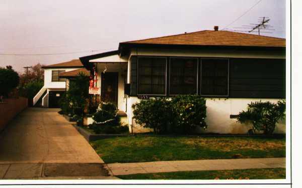 1073-1075 1/2 Leonard Ave in Los Angeles, CA - Building Photo