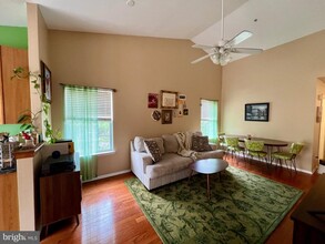 4 Foxglove Dr in Delran, NJ - Foto de edificio - Building Photo