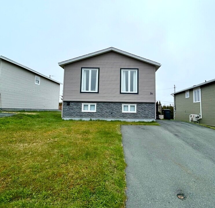 14 Montclair St in Mt Pearl, NL - Building Photo