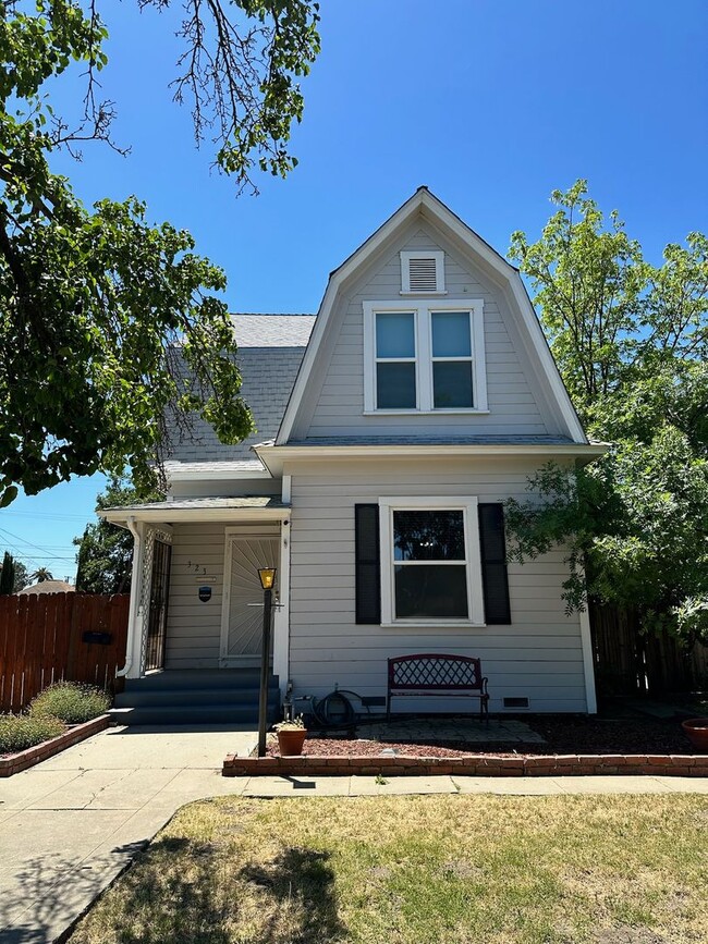 323 W Myrtle St in Hanford, CA - Building Photo - Building Photo