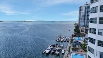 801 Brickell Bay Dr in Miami, FL - Building Photo