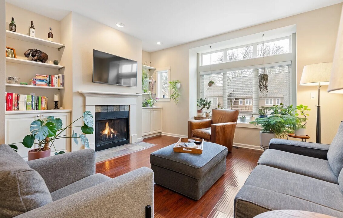 2136 NW Cedar View Ln in Portland, OR - Foto de edificio