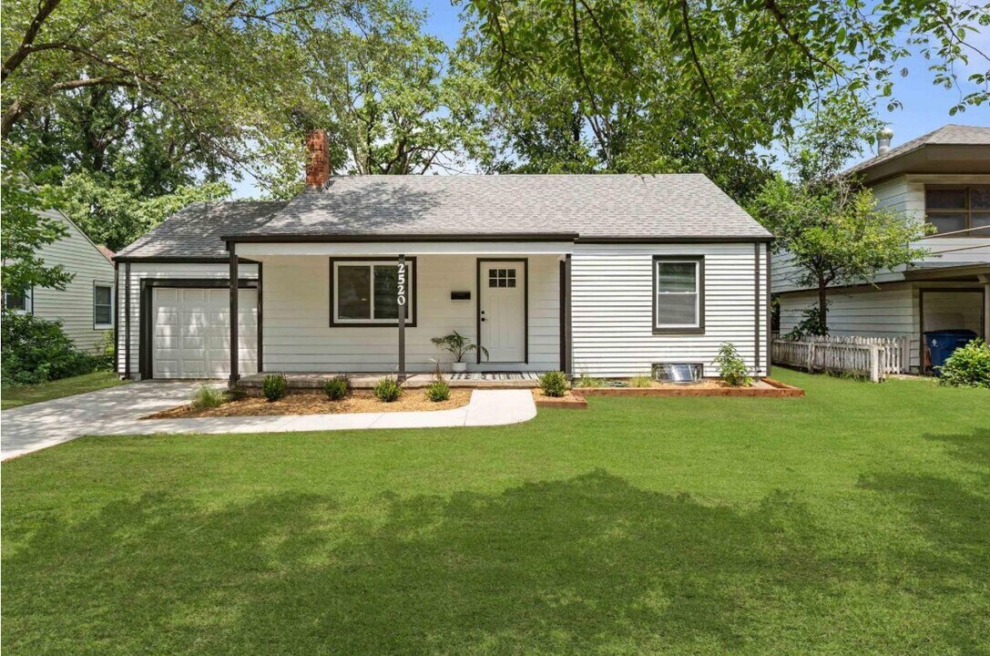 2520 E Aloma St in Wichita, KS - Building Photo