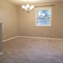 7106 Pine Dr in La Vista, NE - Building Photo - Building Photo